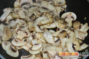 Salteado de champiñones y trigueros, cuando tomen color los ajos, añadir los champiñones laminados