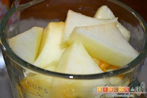 Sopa fría de melón, pelar el melón, trocearlo, quitarle las semillas y meterlo en vaso americano