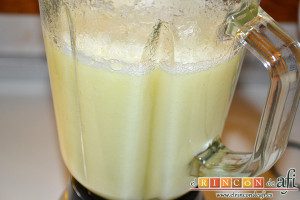 Sopa fría de melón, pelar el melón, trocearlo, triturar bien junto con el zumo de medio limón, la sal, la pimienta y la canela