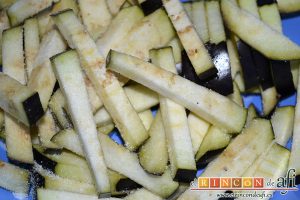 Berenjenas en tempura con miel de caña, cortar las berenjenas en bastones como si fueran papas para freír y poner a macerar con sal