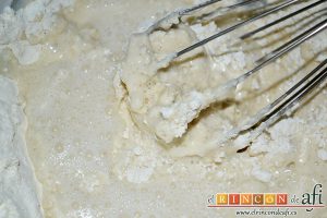 Berenjenas en tempura con miel de caña, tamizar la harina y la levadura y añadir el agua con gas muy fría poco a poco