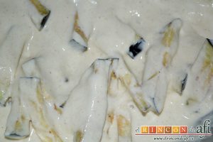 Berenjenas en tempura con miel de caña, mezclar los bastones de berenjena con la mezcla