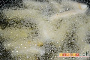 Berenjenas en tempura con miel de caña, freír en aceite muy caliente