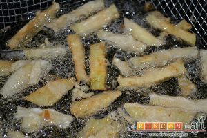 Berenjenas en tempura con miel de caña, freír hasta que queden doradas