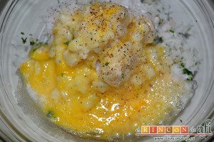 Buñuelos de merluza, añadir dos huevos batidos, sal y pimienta