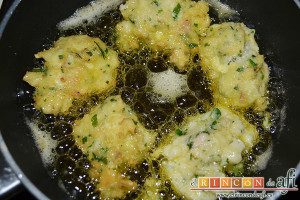 Buñuelos de merluza, freír en aceite de oliva