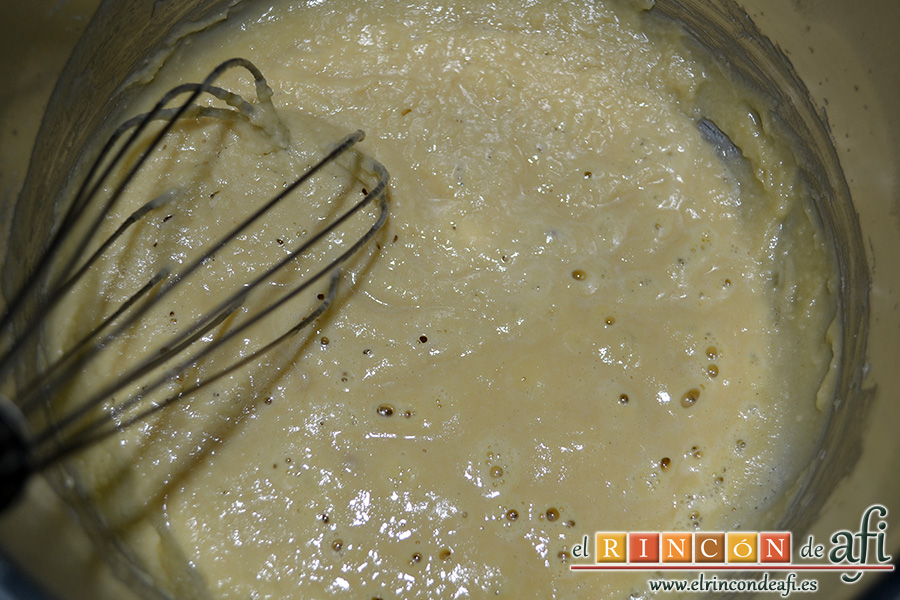 Croquetas de jamón serrano y pechuga de pavo, preparar una bechamel poniendo mantequilla en un cazo y cuando esté derretida, añadir harina