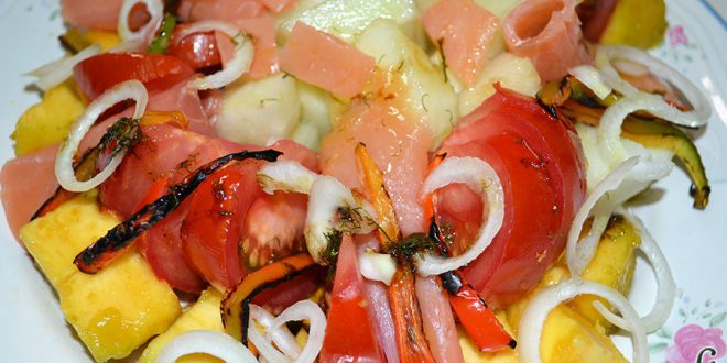 Ensalada de melón, zapote y salmón con vinagreta de eneldo