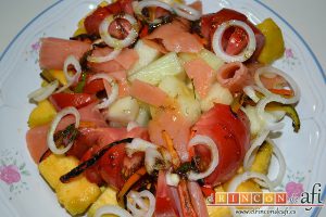 Ensalada de melón, zapote y salmón con vinagreta de eneldo, sugerencia de presentación
