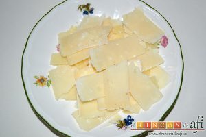 Ensalada variada con torreznos, laminar el queso parmesano