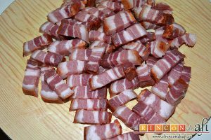 Ensalada variada con torreznos, cortar la panceta en tiras