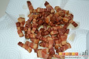 Ensalada variada con torreznos, ponerlos sobre papel absorbente