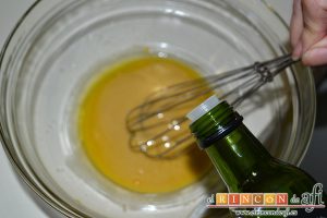 Ensalada variada con torreznos, añadir poco a poco el aceite