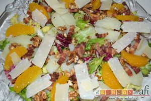 Ensalada variada con torreznos, añadir las láminas de queso parmesano