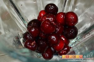 Gazpacho de cerezas, introducir las cerezas lavadas y despepitadas en el vaso triturador