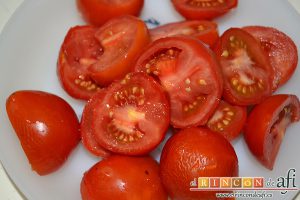 Gazpacho de cerezas, Cortamos los tomates en trozos quitándoles la parte del pedúnculo