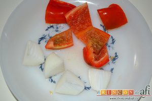 Gazpacho de cerezas, cortar el pimiento y la cebolla