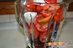 Gazpacho de cerezas, introducirlos en el vaso triturador