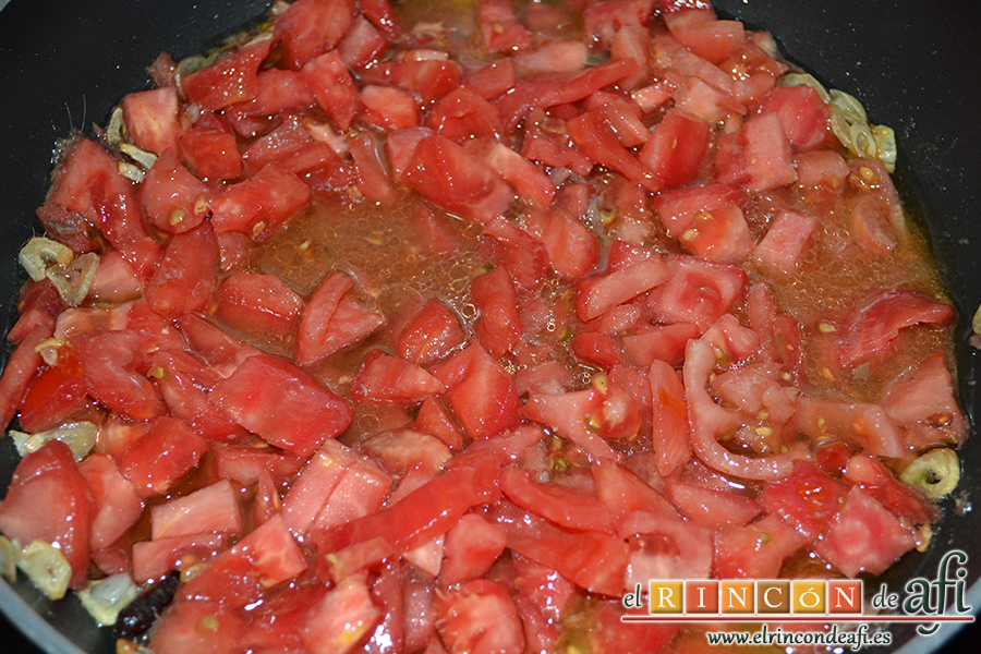 Pasta fresca rápida, añadir los tomates pelados y troceados