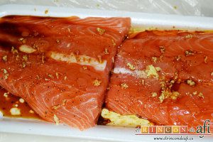 Rollitos de salmón, lo ponemos a marinar añadiéndole la cucharada de salsa de soja, la cucharada de aceite de oliva, el trocito de jengibre rallado y la pimienta