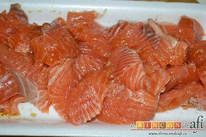 Rollitos de salmón, trocear el salmón ya marinado
