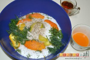 Salmón marinado con cítricos, poner en un bol la sal, la corteza de naranja, la de limón, el eneldo y la pimienta
