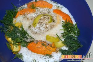 Salmón marinado con cítricos, añadir la copa de coñac y el zumo de naranja