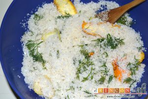 Salmón marinado con cítricos, remover bien con las manos