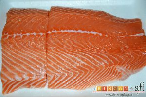 Salmón marinado con cítricos, quitarle las espinas al salmón