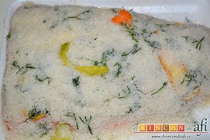 Salmón marinado con cítricos, hacer una cama con parte de la sal, poner el salmón con la piel hacia abajo y cubrir con el resto de la sal