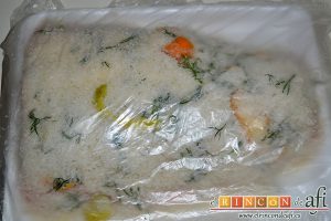 Salmón marinado con cítricos, cubrir con film y una bolsa