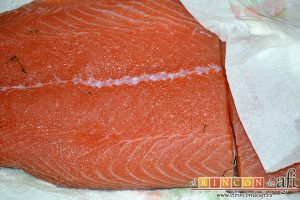 Salmón marinado con cítricos, una vez marinado lavar con agua y secar con papel absorbente