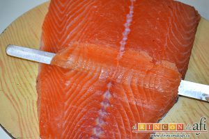Salmón marinado con cítricos, cortar en láminas finas