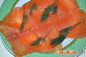 Salmón marinado con cítricos, presentar con eneldo