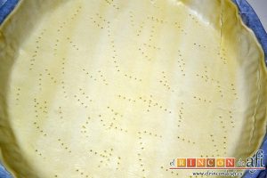 Tarta de ciruelas rojas, poner la masa quebrada en un molde y pincharla con un tenedor