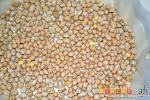 Tarta de ciruelas rojas, poner papel de horno encima y cubrir con medio kilo de garbanzos
