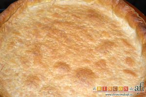 Tarta de ciruelas rojas, hornear y retirar los garbanzos y vuelve a hornear hasta dorarla
