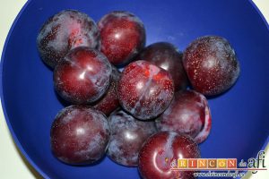 Tarta de ciruelas rojas, lavar las ciruelas rojas
