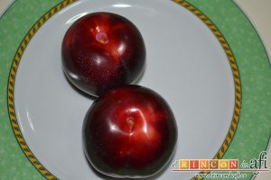 Tarta de ciruelas rojas, reservar dos para decorar