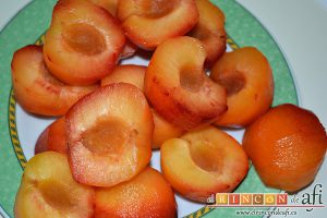 Tarta de ciruelas rojas, pelar las demás, cortar por la mitad