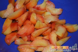 Tarta de ciruelas rojas, cortar en gajos