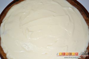 Tarta de ciruelas rojas, cubrir con crema pastelera