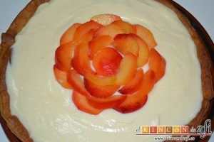 Tarta de ciruelas rojas, decorar con gajos de ciruela