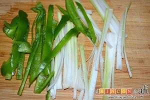 Trucha en papillote, cortar el pimiento y el puerro en bastones