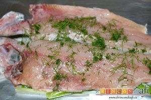 Trucha en papillote, colocar la truca por encima añadiendo pimienta molida y eneldo picado