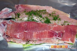 Trucha en papillote, colocar las lonchas de jamón serrano en un lado de la trucha