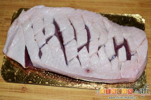 Magret de pato con salsa de cerezas y papas parisinas, cortar el magret por la parte grasa haciendo un enrejado