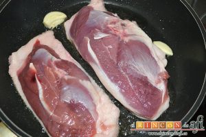 Magret de pato con salsa de cerezas y papas parisinas, poner en una sartén sin aceite con la parte grasa con los ajos