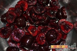 Magret de pato con salsa de cerezas y papas parisinas, para hacer la salsa, poner las cerezas despepitadas en un cazo y cortadas por la mitad