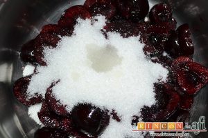 Magret de pato con salsa de cerezas y papas parisinas, añadir el azúcar